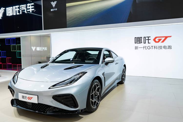 东莞275哪吒汽车在智能汽车领域的表现，领途汽车在新能源汽车市场中的影响力